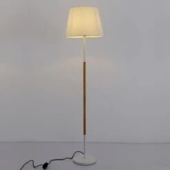 Lampadaire Tissu Blanc Et Pied Bois Clair Camina -OSRAM || Philips || Bosch Soldes lampadaire tissu blanc et pied bois clair camina 3327480055229 532527